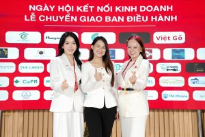 Phụ nữ thanh lịch mặc blazer trắng và váy trắng tối giản, thể hiện hình ảnh phụ nữ thành đạt hiện đại