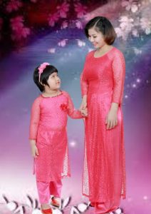 Nguyễn Hồng Ngọc và con gái trong khoảnh khắc gắn kết mẹ con, nuôi dưỡng cảm xúc tích cực và gia đình hạnh phúc