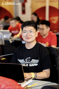 Khải Mỹ học kinh doanh trong cộng đồng doanh nhân, cùng bạn học làm bài tập đến khuya trong lớp của thầy Phạm Thành Long