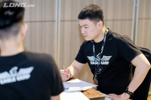 Phan Thiệp tập trung làm việc trong môi trường kinh doanh chuyên nghiệp, phong thái của người xây dựng thương hiệu bền vững