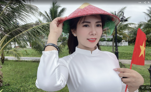 Nguyễn Thu trong tà áo dài trắng và nón lá, hình ảnh người phụ nữ Việt tự tin gìn giữ giá trị truyền thống khi kinh doanh