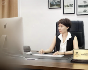 Thảo Tóc Ngắn làm việc tập trung tại văn phòng, tư duy vận hành và chiến lược trong kinh doanh chuỗi F&B