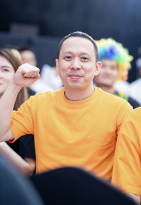 Nguyễn Mạnh Dương với nụ cười nhẹ nhàng, năng lượng tích cực của người làm giáo dục và kinh doanh tri thức