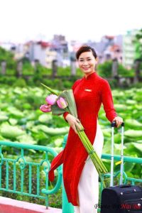 Hồng Nhung trong tà áo dài đỏ tại sân bay, hình ảnh người phụ nữ kinh doanh Việt tự tin và thanh lịch