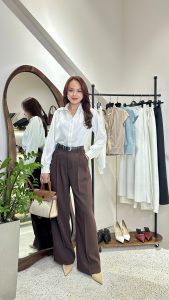 Phụ nữ phối đồ thanh lịch với áo sơ mi trắng và quần ống rộng nâu phong cách tối giản tại Thắm Đặng
