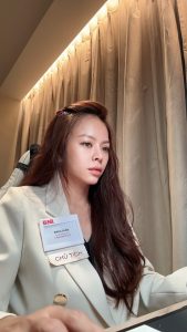 Phụ nữ đội mũ tối giản ngồi làm việc với phong thái tự tin và thư thái