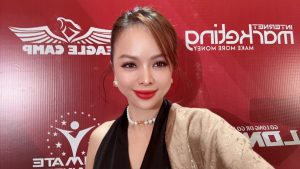 Thắm Đặng nữ doanh nhân mặc đầm đen thanh lịch chụp ảnh tại sự kiện BNI, thể hiện hình ảnh phụ nữ thành đạt tự tin